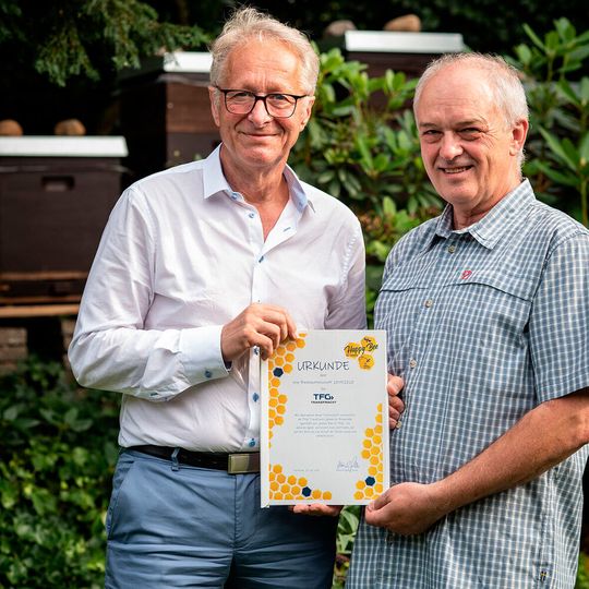 Heinrich Goller, Imker, und Dr. Bernd Pahnke, Sprecher der Geschäftsführung bei Transfracht (v. l.), bei der Übergabe der Partnerschaftsurkunde für das Bienenvolk. Heinrich Goller, Imker, und Dr. Bernd Pahnke, Sprecher der Geschäftsführung bei Transfracht (v. l.), bei der Übergabe der Partnerschaftsurkunde für das Bienenvolk.