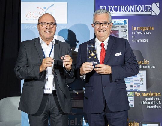 Remise des Electrons d’Or : à droite, Guy Lacroix, Directeur de Fischer Connectors et à gauche, Arnaud Ponthieux, Directeur général de TDK ELECTRONICS France SAS. Remise des Electrons d’Or : à droite, Guy Lacroix, Directeur de Fischer Connectors et à gauche, Arnaud Ponthieux, Directeur général de TDK ELECTRONICS France SAS.