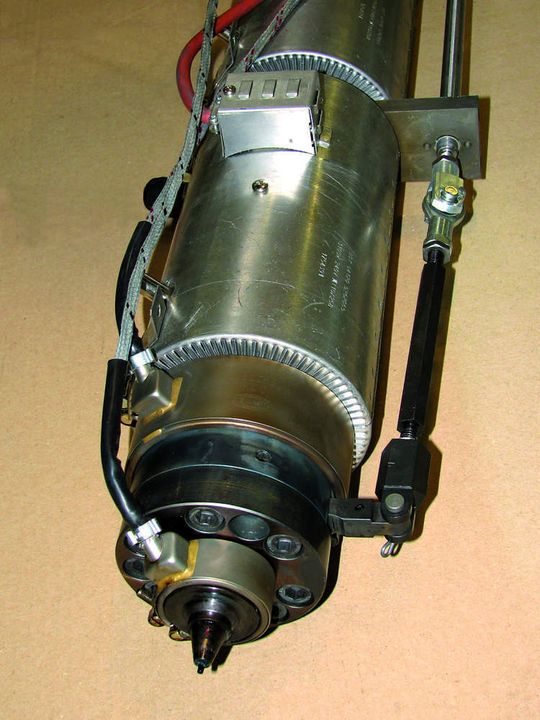 Plastifizierzylinder mit hydraulisch betätigter Düse (BC) zum angusslosen Spritzgießen. Plastifizierzylinder mit hydraulisch betätigter Düse (BC) zum angusslosen Spritzgießen.