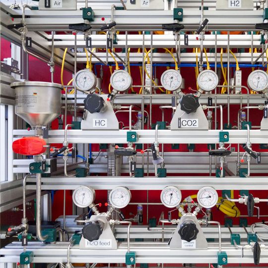 In diesem Mehrzwecksystem mit vier parallelen Reaktorrohren können die Forscher Katalysatoren unter verschiedenen Reaktionsbedingungen im Hochdurchsatz testen. In diesem Mehrzwecksystem mit vier parallelen Reaktorrohren können die Forscher Katalysatoren unter verschiedenen Reaktionsbedingungen im Hochdurchsatz testen.