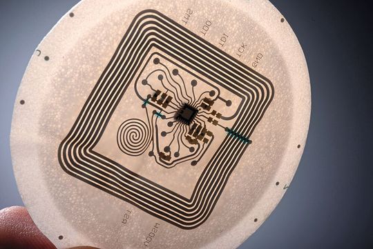 Die Elektronik des Pflasters wird auf eine Folie aufgedruckt und für ein gutes Tragegefühl in thermoformbaren Polyurethanschaum eingebettet. Die Elektronik des Pflasters wird auf eine Folie aufgedruckt und für ein gutes Tragegefühl in thermoformbaren Polyurethanschaum eingebettet.