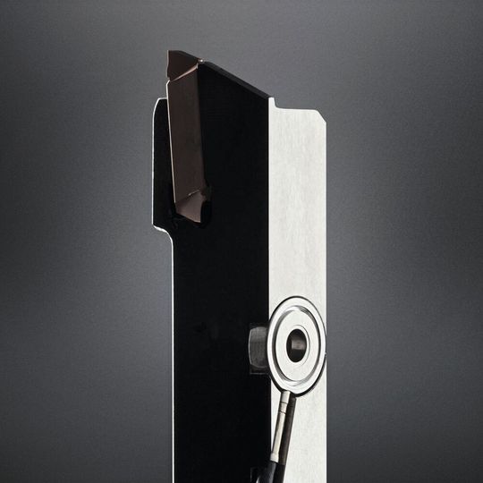 Ein Piezo-Kraftsensor misst die Zerspankraft und die Werkzeugbelastung nah an der Schneide, während der Bearbeitungsprozess läuft. Ein Piezo-Kraftsensor misst die Zerspankraft und die Werkzeugbelastung nah an der Schneide, während der Bearbeitungsprozess läuft.