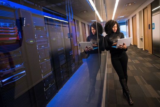 Datenvirtualisierung geht einen anderen Weg: Es wird eine Abstraktionsschicht zwischen den vorhandenen Datenquellen und Reporting-Tools geschaffen. Datenvirtualisierung geht einen anderen Weg: Es wird eine Abstraktionsschicht zwischen den vorhandenen Datenquellen und Reporting-Tools geschaffen.