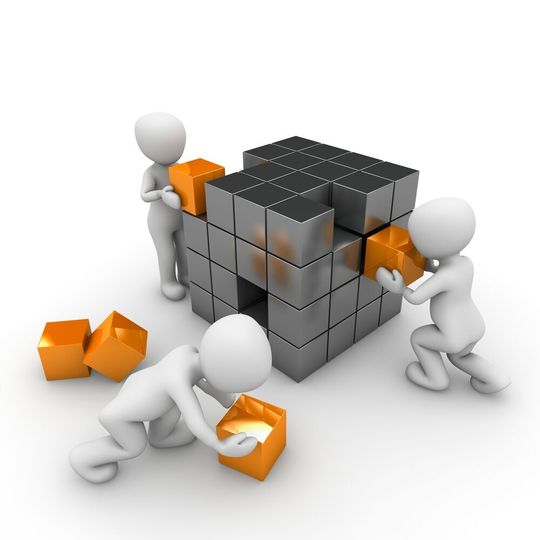 Software Engineering setzt sich aus vielen Teilbereichen zusammen. Wer die teils zusammenhängenden, teils unterschidelichen Techniken und Designmethoden kennt, ist in der Lage, von Grund auf stabile, rundum solide Software zu entwickeln. Software Engineering setzt sich aus vielen Teilbereichen zusammen. Wer die teils zusammenhängenden, teils unterschidelichen Techniken und Designmethoden kennt, ist in der Lage, von Grund auf stabile, rundum solide Software zu entwickeln.