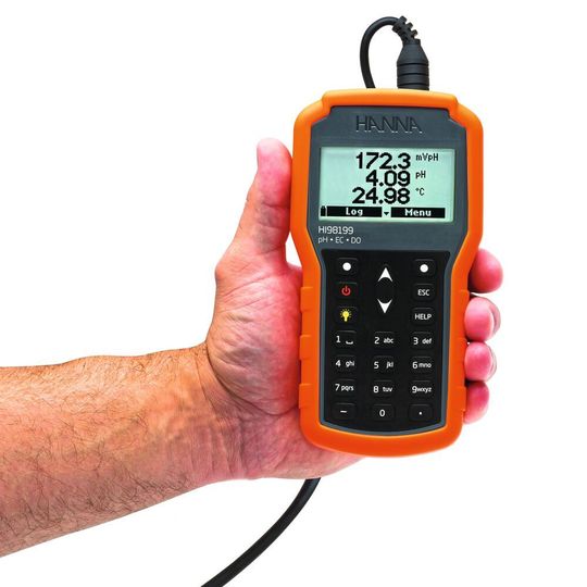 Handmessgerät zur Kontrolle von pH-Wert, elektrischer Leitfähigkeit und gelöstem Sauerstoff Handmessgerät zur Kontrolle von pH-Wert, elektrischer Leitfähigkeit und gelöstem Sauerstoff