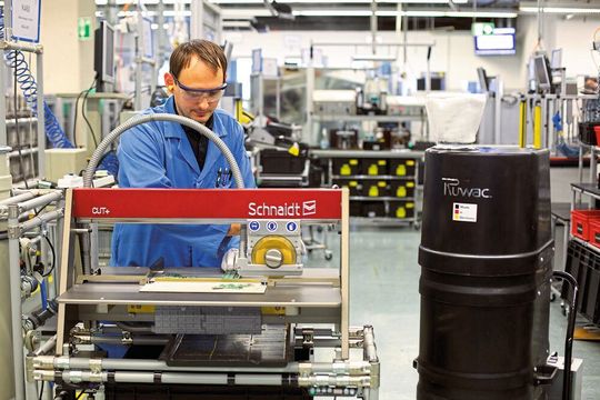 Bei der manuellen Nutzentrennung von Leiterplatten für kleinere Produktionsmengen setzt Schmersal einen Staub-Ex-Sauger ein, der mit zwei Schneidanlagen verbunden ist. Bei der manuellen Nutzentrennung von Leiterplatten für kleinere Produktionsmengen setzt Schmersal einen Staub-Ex-Sauger ein, der mit zwei Schneidanlagen verbunden ist.