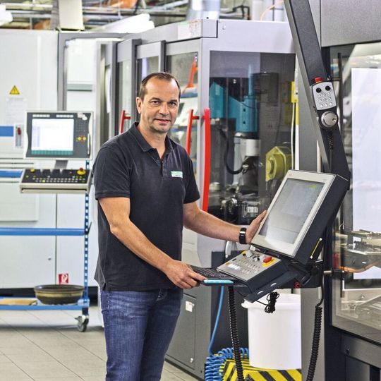 In der sauberen und hellen Produktionshalle entfernen auf Ölnebel spezialisierte Absauganlagen kontinuierlich Aerosole aus komplett eingehausten Schleifmaschinen. In der sauberen und hellen Produktionshalle entfernen auf Ölnebel spezialisierte Absauganlagen kontinuierlich Aerosole aus komplett eingehausten Schleifmaschinen.