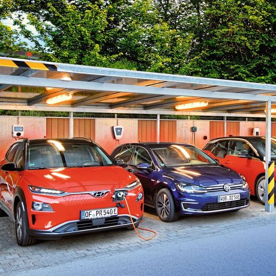 E-Autos an den Wallboxen des ADAC-Teststandes. E-Autos an den Wallboxen des ADAC-Teststandes.