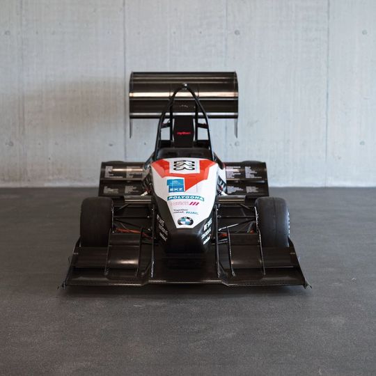 Seit Beginn der Gründung der Elektroklasse in der Formula Student fährt auch das Team des AMZ der Schweizer ETH mit. Seit 2011 beweisen sich die kompakten Steckverbinder von Stäubli in den Rennautos. Seit Beginn der Gründung der Elektroklasse in der Formula Student fährt auch das Team des AMZ der Schweizer ETH mit. Seit 2011 beweisen sich die kompakten Steckverbinder von Stäubli in den Rennautos.