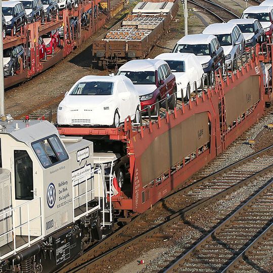 Am Dienstag rollten die Züge nicht wie gewohnt in Wolfsburg. Umweltaktivisten hatten ein Gleis besetzt. Am Dienstag rollten die Züge nicht wie gewohnt in Wolfsburg. Umweltaktivisten hatten ein Gleis besetzt.