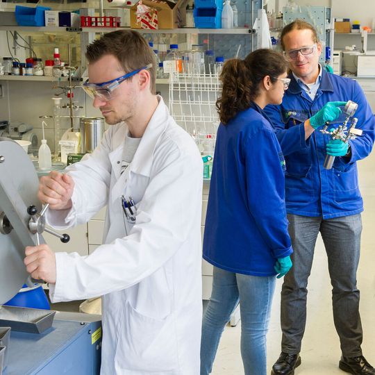 Im Katalyselabor von Carla arbeiten Wissenschaftler an Fragestellungen aus dem Bereich der homogenen Katalyse. Im Katalyselabor von Carla arbeiten Wissenschaftler an Fragestellungen aus dem Bereich der homogenen Katalyse.