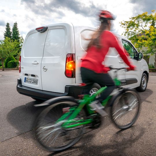 Das Kamerasystem „Surround Rear Vision“ verbessert die Sicht nach hinten und im Bereich des so genannten toten Winkels auf der Beifahrerseite. Das Kamerasystem „Surround Rear Vision“ verbessert die Sicht nach hinten und im Bereich des so genannten toten Winkels auf der Beifahrerseite.