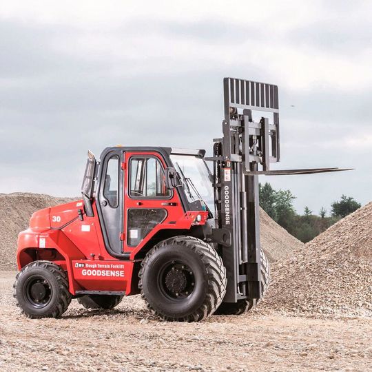 Off-road: Diesel-Geländestapler FD30 RT4 (4×4) mit zuschaltbarer Hinterachse, Differenzialsperre, Pendelachse, guter Steigfähigkeit, hoher Bodenfreiheit und ergonomischem Schutz-Cockpit. Off-road: Diesel-Geländestapler FD30 RT4 (4×4) mit zuschaltbarer Hinterachse, Differenzialsperre, Pendelachse, guter Steigfähigkeit, hoher Bodenfreiheit und ergonomischem Schutz-Cockpit.
