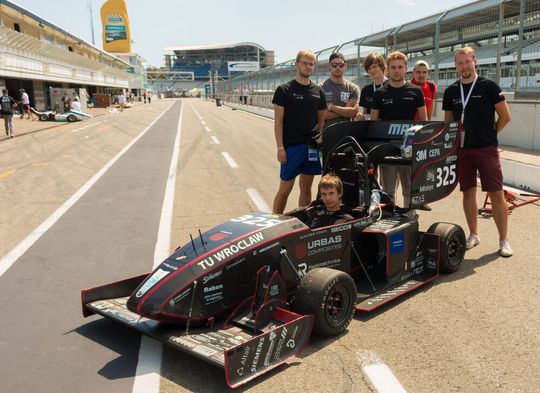 Seit Jahren setzt das Team der TU Breslau – wie viele Formula Student Teams weltweit – auf die verschleißfeste und schmiermittelfreie Gleitlagertechnik von Igus.