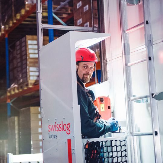 Ein Regalbediengerät (RBG) „Vectura“ im Hochregallager ist Garant für den energieeffizienten Umgang mit den ein- und auszulagernden Paletten. Ein Regalbediengerät (RBG) „Vectura“ im Hochregallager ist Garant für den energieeffizienten Umgang mit den ein- und auszulagernden Paletten.