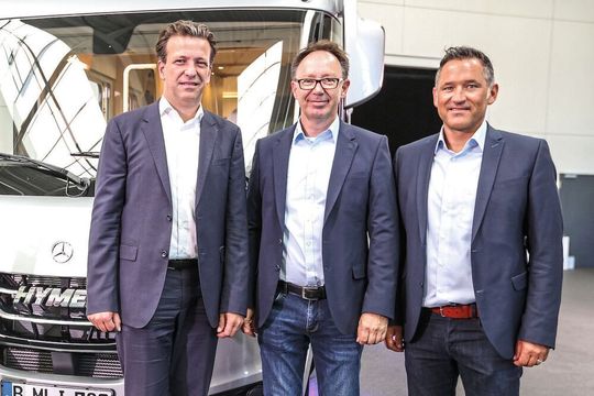 Auf der Hymer-Händlertagung stellten Holger Siegfried, Director Cooperations Car-Garantie, Christian Bauer, Geschäftsführer Hymer GmbH, und Thorsten Manz, Head of Parts & Accessories Erwin Hymer Group, das neue Garantieprodukt vor.