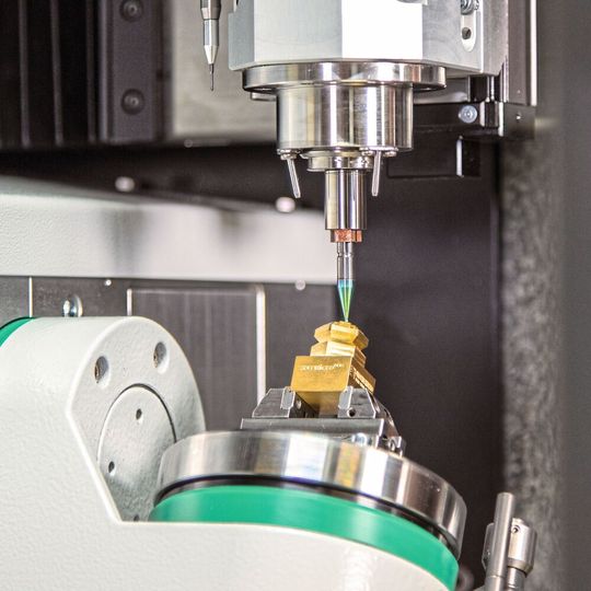 Das neue Mikro-CNC-5-Achsen Präzisionsbearbeitungszentrum Micro One kann äusserst flexibel an unterschiedlichste Anforderungen adaptiert werden. Das neue Mikro-CNC-5-Achsen Präzisionsbearbeitungszentrum Micro One kann äusserst flexibel an unterschiedlichste Anforderungen adaptiert werden.