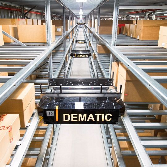 Multishuttle von Dematic transportieren gemischte Produkte unterschiedlicher Abmessungen und steigern deutlich die Effizienz beim Lagern, Kommissionieren und Bereitstellen. Multishuttle von Dematic transportieren gemischte Produkte unterschiedlicher Abmessungen und steigern deutlich die Effizienz beim Lagern, Kommissionieren und Bereitstellen.