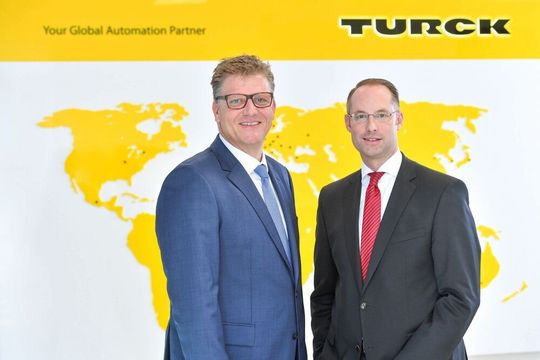Geschäftsführer der Turck-Holding (v.l.): Christian Pauli und Christian Wolf wollen in Europa, Asien und Amerika optimale Strukturen für Produktion, Logistik und Vertrieb schaffen, um die lokalen Kundenbedürfnisse ideal abdecken zu können. Geschäftsführer der Turck-Holding (v.l.): Christian Pauli und Christian Wolf wollen in Europa, Asien und Amerika optimale Strukturen für Produktion, Logistik und Vertrieb schaffen, um die lokalen Kundenbedürfnisse ideal abdecken zu können.