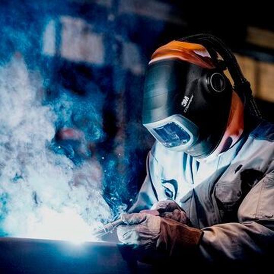 Die fünfte Generation der Automatik-Schweißmaske Speedglas G5-01 von 3M bietet zahlreiche Innovationen für ein sicheres und effizientes Arbeiten. Die fünfte Generation der Automatik-Schweißmaske Speedglas G5-01 von 3M bietet zahlreiche Innovationen für ein sicheres und effizientes Arbeiten.