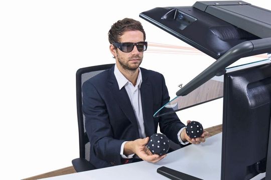 Der VR Plura View, ein Desktop VR/AR System, soll das 3D-Arbeiten im CAx-Umfeld durch, z.B. Interaktion über Gesten mittels Tracking-Balls und/oder Tracking-Sticks, revolutionieren. Der VR Plura View, ein Desktop VR/AR System, soll das 3D-Arbeiten im CAx-Umfeld durch, z.B. Interaktion über Gesten mittels Tracking-Balls und/oder Tracking-Sticks, revolutionieren.