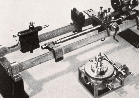 So sieht die erste Maudslay-Leitspindel-Drehbank aus, die ab 1800 für die Produktion von Schrauben verwendet werden konnte. So sieht die erste Maudslay-Leitspindel-Drehbank aus, die ab 1800 für die Produktion von Schrauben verwendet werden konnte.