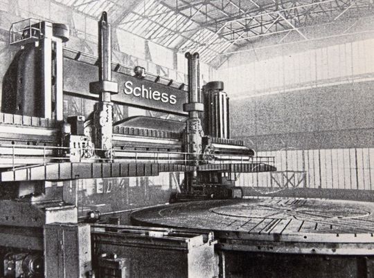 Im Jahre 1940 hat Schiess diese riesige Karusselldrehbank für 25 m durchmessende und rund 550 t schwere Werkstücke zu bieten.