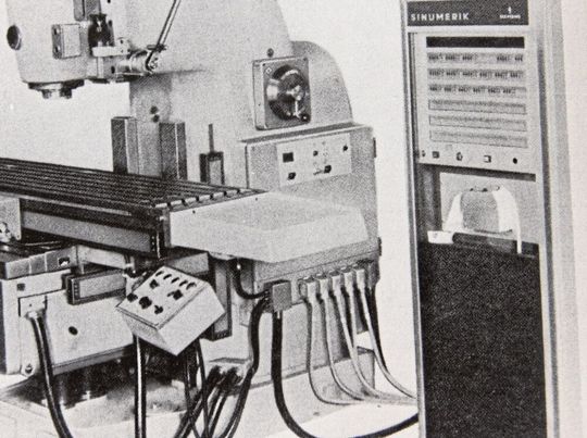 Eine der ersten Sinumerik-Steuerungen mit Mikroprozessor von Siemens macht aus einer Fräsmaschine in den 1970er-Jahren ein NC-Zerspanungssystem.