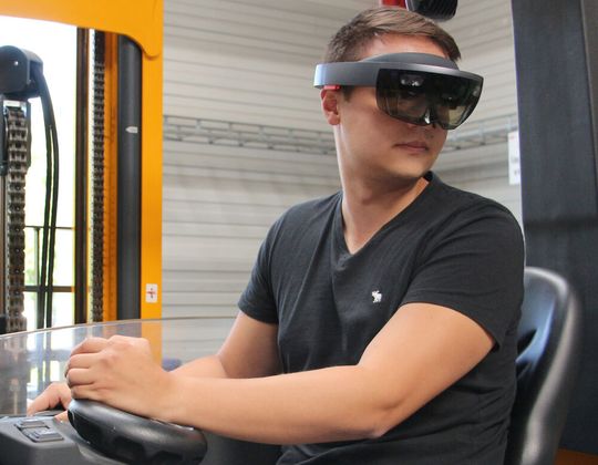 Eine AR-Brille für den Fahrer sowie Kameras am Gabelstapler sollen für einen uneingeschränkten Rundumblick sorgen. Eine AR-Brille für den Fahrer sowie Kameras am Gabelstapler sollen für einen uneingeschränkten Rundumblick sorgen.