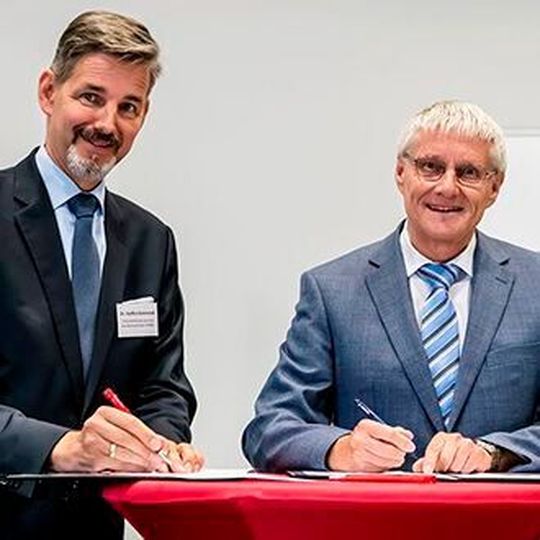 Dr. Steffen Kammradt, Geschäftsführer bei WFBB (l.), und Dr. Werner Daum, Vizepräsident des BAM, bei der Unterzeichnung des Memorandums. Dr. Steffen Kammradt, Geschäftsführer bei WFBB (l.), und Dr. Werner Daum, Vizepräsident des BAM, bei der Unterzeichnung des Memorandums.