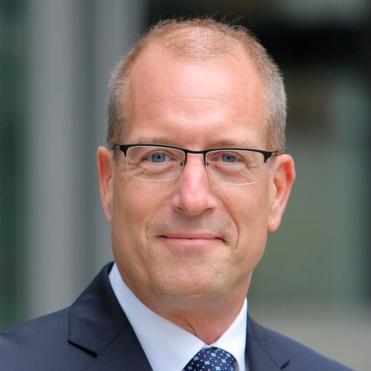 Nexxiot-CEO Helmut Kaspers: „Von der Ideenentwicklung über die Implementierung bis hin zu der Monetarisierung und darüber hinaus stehen wir unseren Kunden als strategisch unabhängiger Partner zur Seite.“ Nexxiot-CEO Helmut Kaspers: „Von der Ideenentwicklung über die Implementierung bis hin zu der Monetarisierung und darüber hinaus stehen wir unseren Kunden als strategisch unabhängiger Partner zur Seite.“