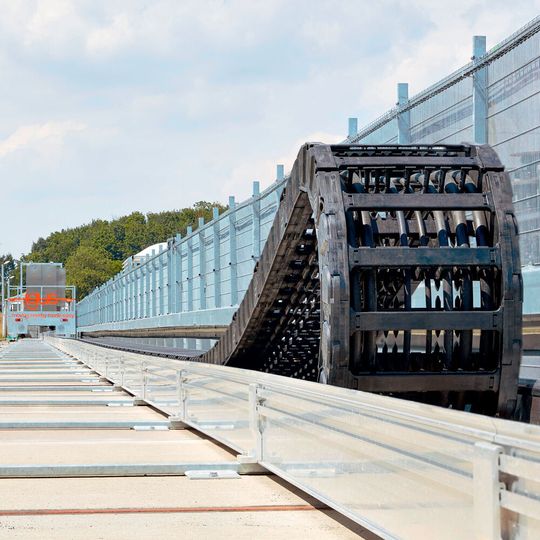 Auf der automatisierten Versuchsanlage können Verfahrwege von bis zu 1000 m Länge simuliert werden. Auf der automatisierten Versuchsanlage können Verfahrwege von bis zu 1000 m Länge simuliert werden.