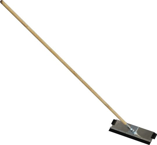 Rund 2,40 m lang und mit einer Räumbreite von 0,60 m kommt der Eisräumer von Krause-Werk daher.