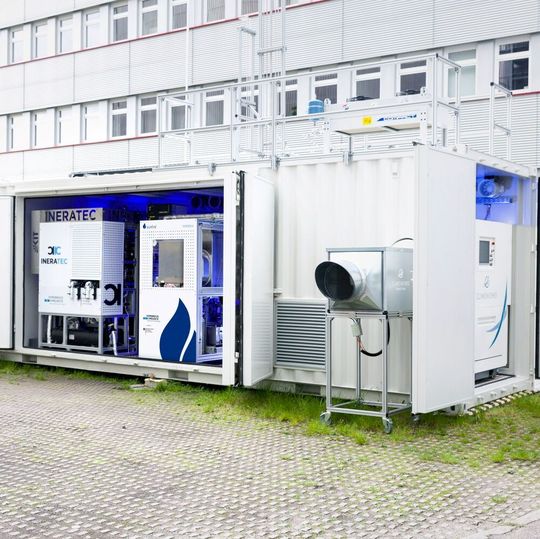 Weltweit erste integrierte Power-to-Liquid (PtL) Versuchsanlage zur Synthese von Kraftstoffen aus dem Kohlendioxid der Luft. Weltweit erste integrierte Power-to-Liquid (PtL) Versuchsanlage zur Synthese von Kraftstoffen aus dem Kohlendioxid der Luft.