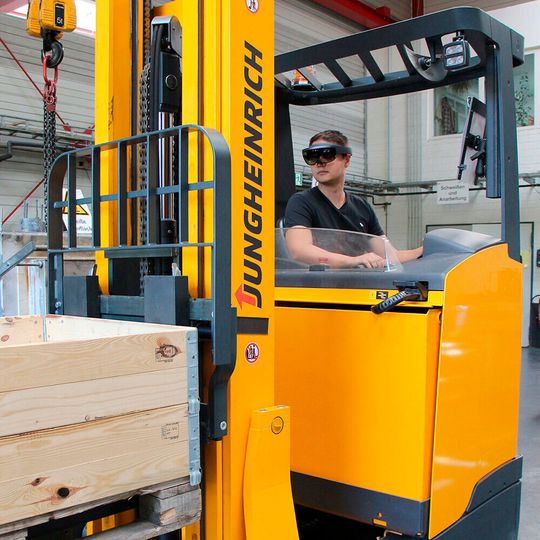 Mithilfe von AR-Brillen sollen Staplerfahrer quasi durch Hindernisse hindurchsehen können. Mithilfe von AR-Brillen sollen Staplerfahrer quasi durch Hindernisse hindurchsehen können.