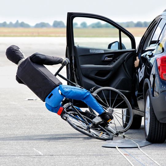 Immer wieder kollidieren Radfahrer mit unaufmerksam geöffneten Autotüren. Immer wieder kollidieren Radfahrer mit unaufmerksam geöffneten Autotüren.