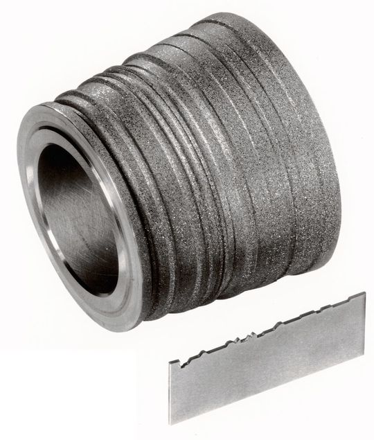 Das Bild zeigt die Abrichtrolle „rotary dress“ mit dazugehöriger Profilschablone von Lach Diamant. Das Bild zeigt die Abrichtrolle „rotary dress“ mit dazugehöriger Profilschablone von Lach Diamant.
