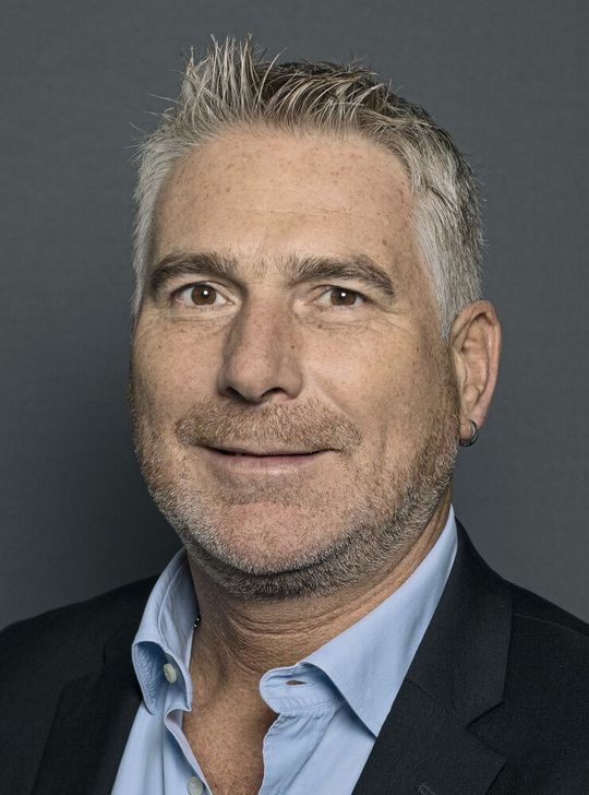 „Indem wir die Funktionalität über eine Software realisieren, kann unser Service ganz einfach ein FR A800-Standardgerät aus dem Lager mit dem Betriebssystem ‚bespielen‘. So können wir das gesamte Leistungsspektrum der Baureihe auch als Sondergerät liefern – mit unverändert kurzer Lieferzeit“, sagt Christian Senger, Senior Product Manager, Mitsubishi Electric.