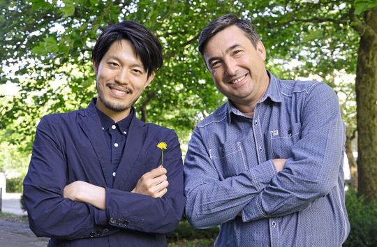 Professor Stanislav Gorb (r.) und Doktorand Shuto Ito haben anhand des Korbblüters Hypochoeris radicata untersucht, wie Pollen auf Blüten haften.