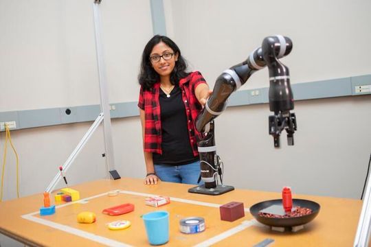 Lakshmi Nair mit dem MacGyver-Roboter. Lakshmi Nair mit dem MacGyver-Roboter.