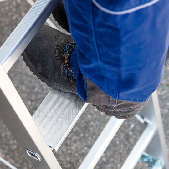 Das Stufenmodul schafft einen „TRBS“-konformen Arbeitsplatz auf der Leiter. Das Stufenmodul schafft einen „TRBS“-konformen Arbeitsplatz auf der Leiter.