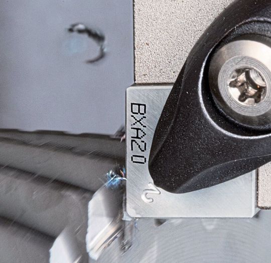 Auf der EMO Hannover 2019 stellt der Werkzeugspezialist Tungaloy Germany die Kompetenz in Sachen Full-Line-Supplier unter Beweis. Bestätigt werde diese Expertise zum Beispiel mit dem hier gezeigten BXA20, einem beschichteten CBN-System mit sogenannter „Wavy Joint“-Technik für das flexible Hartdrehen. Halle 4 am Stand G41. Auf der EMO Hannover 2019 stellt der Werkzeugspezialist Tungaloy Germany die Kompetenz in Sachen Full-Line-Supplier unter Beweis. Bestätigt werde diese Expertise zum Beispiel mit dem hier gezeigten BXA20, einem beschichteten CBN-System mit sogenannter „Wavy Joint“-Technik für das flexible Hartdrehen. Halle 4 am Stand G41.