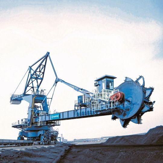 Um die Emissionen der Anlage zu minimieren, werden alle Materialübergabestellen, Waggonentladestationen sowie Schiffsbelader mit einer Staubunterdrückungsanlage ausgestattet. Um die Emissionen der Anlage zu minimieren, werden alle Materialübergabestellen, Waggonentladestationen sowie Schiffsbelader mit einer Staubunterdrückungsanlage ausgestattet.