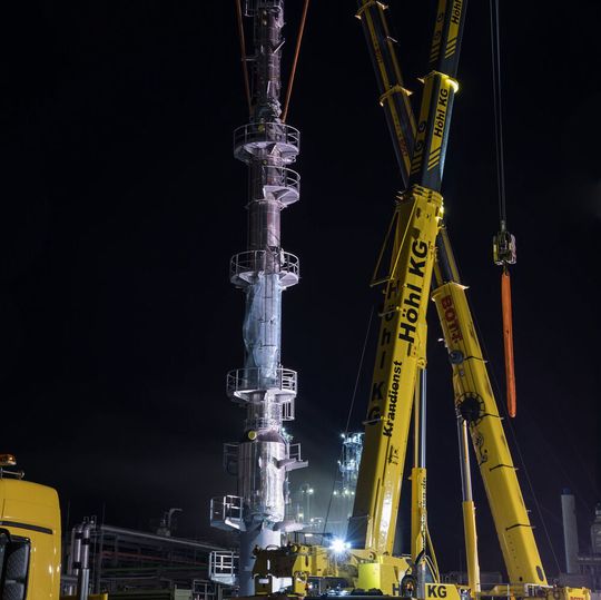 32 Tonnen schwer und 34 Meter hoch ist die Destillationskolonne für die neue Hydrieranlage am Standort der Haltermann Carless in Speyer. 32 Tonnen schwer und 34 Meter hoch ist die Destillationskolonne für die neue Hydrieranlage am Standort der Haltermann Carless in Speyer.