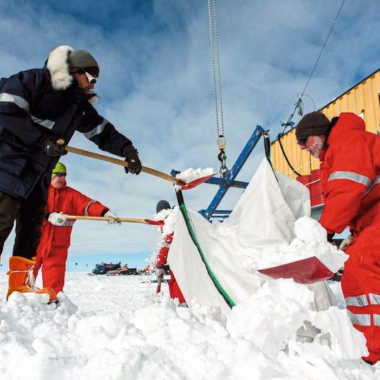 Wissenschaftler beim Schaufeln von Schnee (Symbolbild) Wissenschaftler beim Schaufeln von Schnee (Symbolbild)