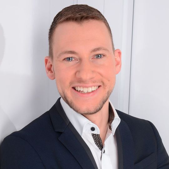Tobias Hopf betreibt eine Onlineagentur, die auf dem Automobilhandel spezialisiert ist. Der Fokus liegt auf dem Social-Media-Management. Hopf ist im Automobilhandel verwurzelt. Tobias Hopf betreibt eine Onlineagentur, die auf dem Automobilhandel spezialisiert ist. Der Fokus liegt auf dem Social-Media-Management. Hopf ist im Automobilhandel verwurzelt.