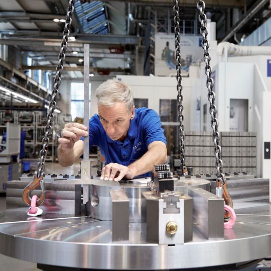 Die interne Engineering-Kompetenz des Unternehmens setzt sich aus Know-how aus mehreren Abteilungen zusammen. Die interne Engineering-Kompetenz des Unternehmens setzt sich aus Know-how aus mehreren Abteilungen zusammen.