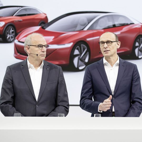 Die Volkswagen-Vorstände Jürgen Stackmann (li.) und Ralf Brandstätter wollen mit der neuen Markenpositionierung die Früchte ihrer Arbeit ernten. Die Volkswagen-Vorstände Jürgen Stackmann (li.) und Ralf Brandstätter wollen mit der neuen Markenpositionierung die Früchte ihrer Arbeit ernten.