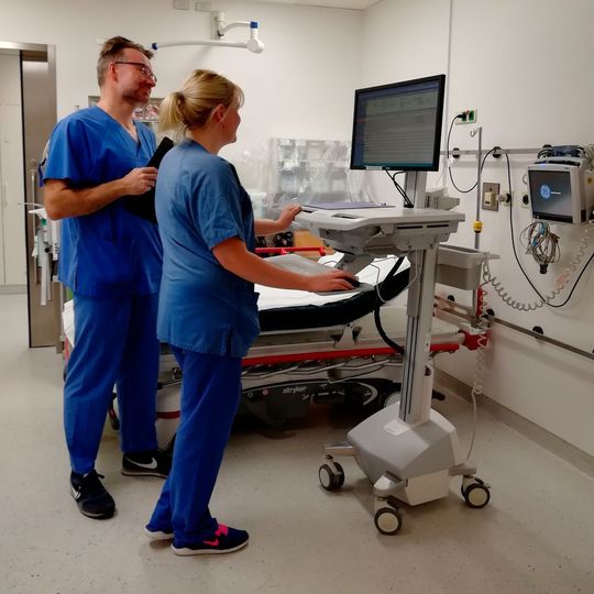 Das Evengelische Krankenhaus Oldenburg setzt bereits seit 2015 ergonomische PC-Visitenwagen ein. Das Evengelische Krankenhaus Oldenburg setzt bereits seit 2015 ergonomische PC-Visitenwagen ein.