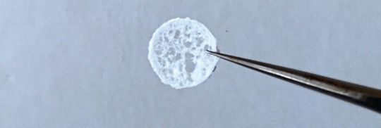 Der Schaumstoff kann in eine Hautwunde platziert werden und den natürlichen Heilungsprozess optimieren.